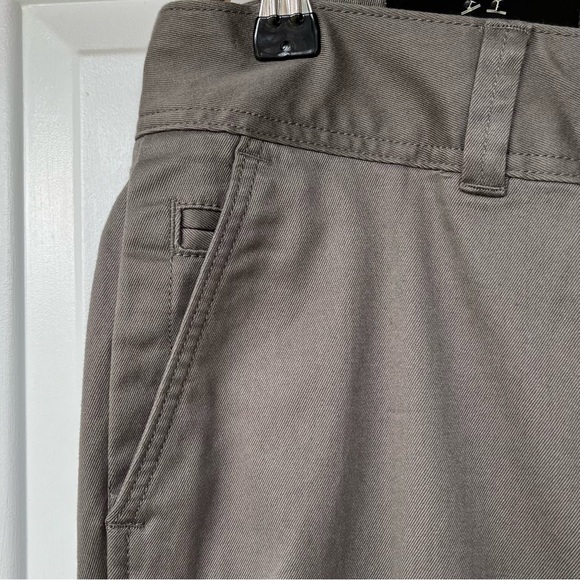 •Banana Republic Factory•  NWT Ryan Fit Taupe Chino Pants - Size 8 - Picture 3 of 10